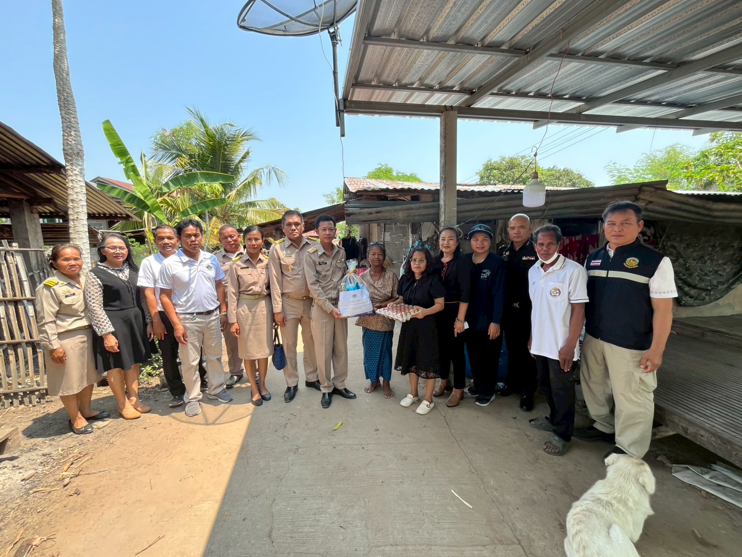 ศูนย์ขจัดความยากจนและพัฒนาคนทุกช่วงวัยอย่างยั่งยืนตามหลักปรัชญาของเศรษฐกิจพอเพียงอำเภอ (ศจพ.อ.) อำเภอค้้อวัง ลงพื้นที่ครัวเรือนเป้าหมาย เพื่อติดตามการแก้ไขปัญหาเชิงบูรณาการ ตำบลค้อวัง และตำบลฟ้าห่วน 