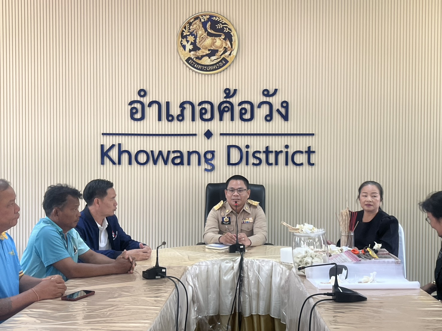 อำเภอค้อวัง ประชุมเตรียมความพร้อมในการจัดเตรียมดอกไม้จันทน์สำหรับประชาชน ในการจัดพิธีถวายดอกไม้จันทน์สำหรับประชาชน งานพระราชพิธีถวายพระเพลิงพระบรมศพ สมเด็จพระนางเจ้าสิริกิติ์พระบรมราชินีนาถ